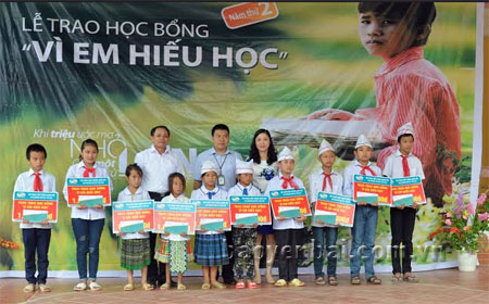 Lãnh đạo Chi nhánh Viettel Yên Bái cùng Hội Khuyến học tỉnh trao học bổng cho 10 em học sinh nghèo có hoàn cảnh khó khăn trên địa bàn xã Cát Thịnh.
