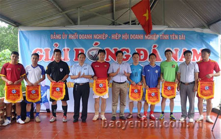 Ban tổ chức trao cờ lưu niệm cho các đội tham gia Giải bóng 
đá nam lần thứ IV, năm 2015 khối doanh nghiệp tỉnh Yên Bái.