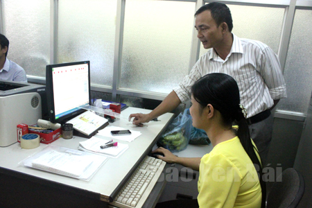 Chị Nguyễn Thu Hiền - Công ty cổ phần Khoáng sản Yên Bái hài lòng khi thực hiện giao dịch hồ sơ điện tử.
