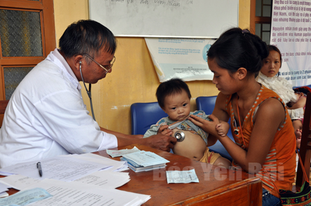 Cán bộ Trạm Y tế xã Xuân Tầm (Văn Yên) khám sức khỏe cho trẻ em.
