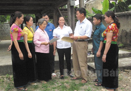 Cán bộ, đảng viên Chi bộ thôn Đồng Lơi, xã Thanh Lương (Văn Chấn) trao đổi về công tác xây dựng Đảng.
