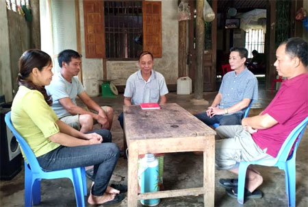Ông Thanh (người ngồi giữa) trong một buổi vận động nhân dân hiến đất làm đường nông thôn xã.