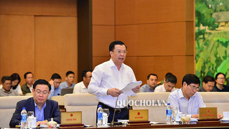 Bộ trưởng Bộ Tài chính Đinh Tiến Dũng trình bày báo cáo về ngân sách.