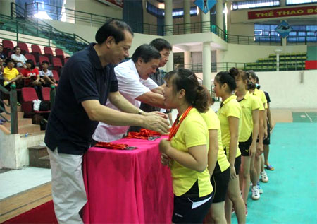 Ban Tổ chức trao HCB môn bóng chuyền nữ Đại hội TDTT tỉnh cho các VĐV huyện Lục Yên.