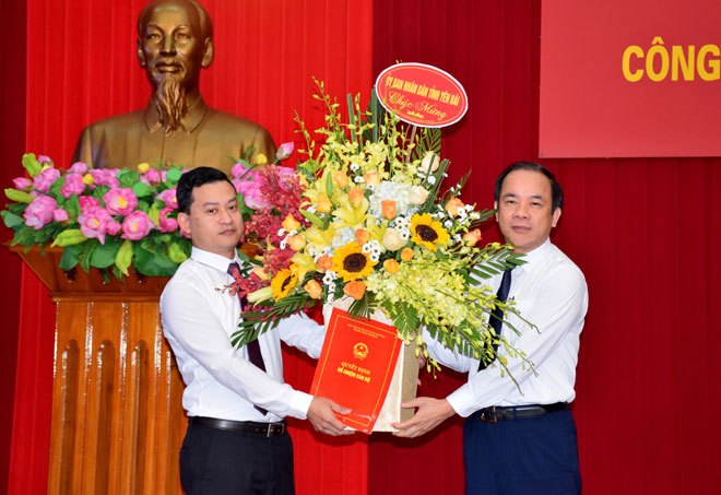 Phó Chủ tịch Thường trực UBND tỉnh Tạ Văn Long trao Quyết định và tặng hoa chúc mừng tân Phó Chánh Văn phòng Đoàn ĐBQH - HĐND và UBND Lê Trí Hà.