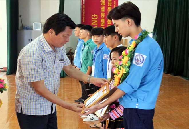 Đồng chí Ngô Thanh Giang - Giám đốc Sở Lao động – Thương binh và Xã hội tặng giấy khen và phần thưởng cho các thí sinh đoạt giải Nhất.