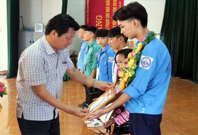 Đồng chí Ngô Thanh Giang - Giám đốc Sở Lao động – Thương binh và Xã trực tuyến m88 tặng giấy khen và phần thưởng cho các thí sinh đoạt giải Nhất.