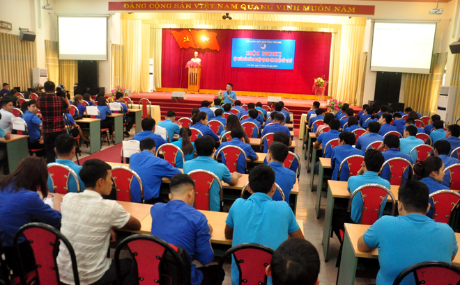 Đồng chí Đặng Anh Thao - Phó Chủ tịch Hội đồng Huấn luyện Trung ương Hội Liên hiệp thanh niên Việt Nam truyền đạt các nội dung cho 180 cán bộ Hội cơ sở trên địa bàn tỉnh Yên Bái năm 2019.