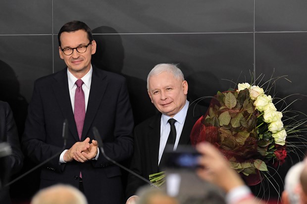 Thủ tướng Ba Lan Mateusz Morawiecki (trái) và lãnh đạo đảng Pháp luật và Công lý (PiS) Jaroslaw Kaczynski (phải) sau cuộc bầu cử Hạ viện tại Vácsava ngày 13/10/2019.