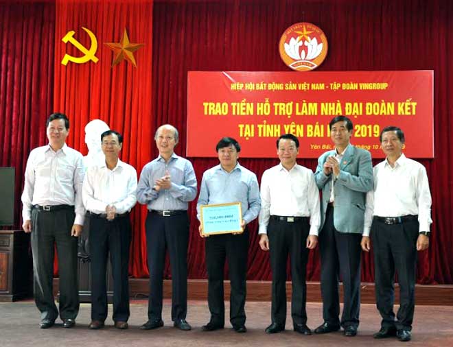 Äá»ng chÃ­ Äá» Äá»©c Duy - Chá»§ tá»ch UBND tá»nh (thá»© 3 tá»« pháº£i sang) vÃ lÃ£nh Äáº¡o á»¦y m88 m thể thao MTTQ tá»nh tiáº¿p nháº­n há» trá»£ cá»§a Hiá»p há»i Báº¥t Äá»ng sáº£n Viá»t Nam.