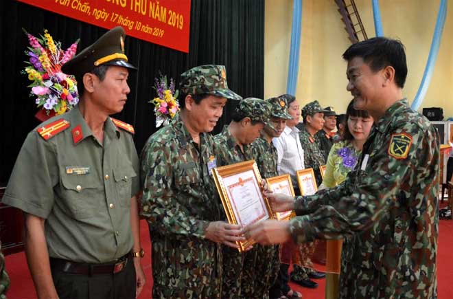 Äá»ng chÃ­ Nguyá»n Chiáº¿n Tháº¯ng - PhÃ³ Chá»§ tá»ch UBND tá»nh, TrÆ°á»ng ban chá» Äáº¡o diá»n táº­p tá»nh trao báº±ng khen cá»§a Chá»§ tá»ch UBND tá»nh cho cÃ¡c táº­p thá», cÃ¡ nhÃ¢n.