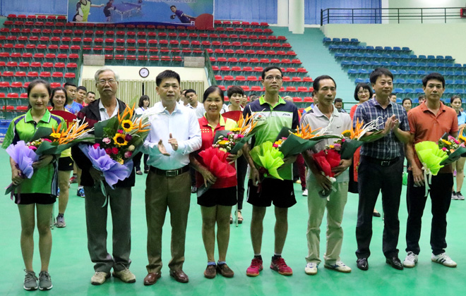Ông Nguyễn Hoàng Long – Phó Giám đốc sở Văn hóa – Thể thao và Du lịch, Trưởng Ban tổ chức Giải tặng hoa cho các đơn vị tham gia Giải.