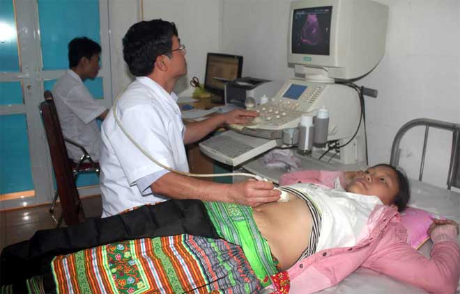 Cán bộ Trung tâm Y tế huyện Văn Chấn thăm khám cho bệnh nhân.