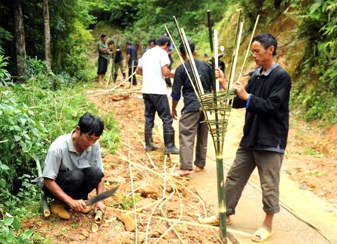 Người dân trên địa bàn huyện Mù Cang Chải đan sọt đựng rác thải.