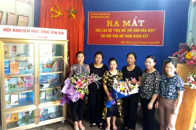 Lãnh đạo Hội Khuyến học tỉnh trao tặng tủ sách cho Hội Phụ nữ xã Mậu Đông, Văn Yên.