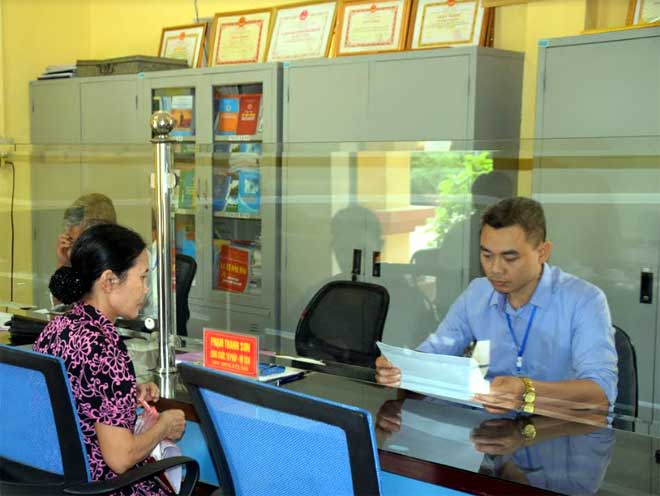 Giải quyết thủ tục hành chính cho người dân tại Bộ phận Phục vụ hành chính công xã Việt Thành, huyện Trấn Yên.