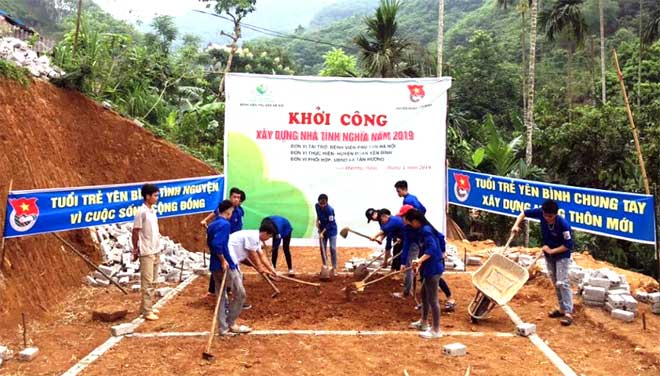 Đoàn viên thanh niên huyện Yên Bình giúp đỡ hộ nghèo xã Tân Hương khởi công xây dựng nhà tình nghĩa.