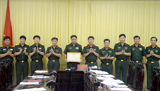 Thừa ủy quyền của Bộ Quốc phòng, Thiếu tướng Trần Ngọc Tuấn - Phó Chính ủy Quân khu trao bằng khen cho Bộ CHQS m88 trang cá cược the thao đã có thành tích xuất sắc trong phong trào thi đua 