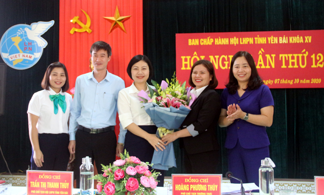 Đồng chí Hoàng Mạnh Hà - Phó Trưởng Ban tổ chức m88 trang cá cược the thao uỷ và Ban Thường vụ Hội LHPN m88 trang cá cược the thao tặng hoa chúc mừng tân Chủ tịch Hội LHPN m88 trang cá cược the thao, khóa XV, nhiệm kỳ 2016 - 2021.