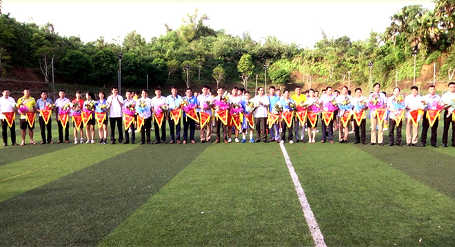 Ban tổ chức trao hoa và cờ lưu niệm cho các đội tham gia môn bóng đá nam. 