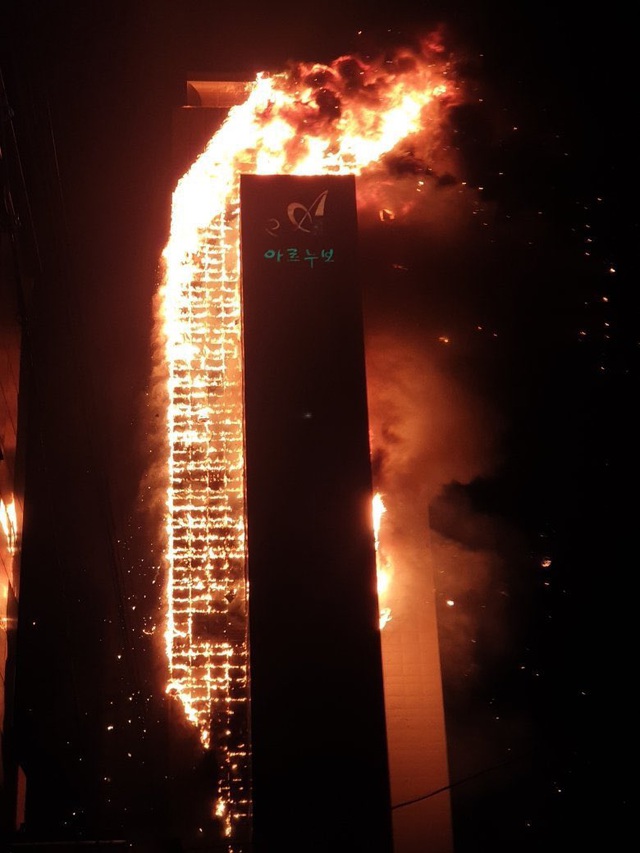 Tòa nhà 33 tầng chìm trong 