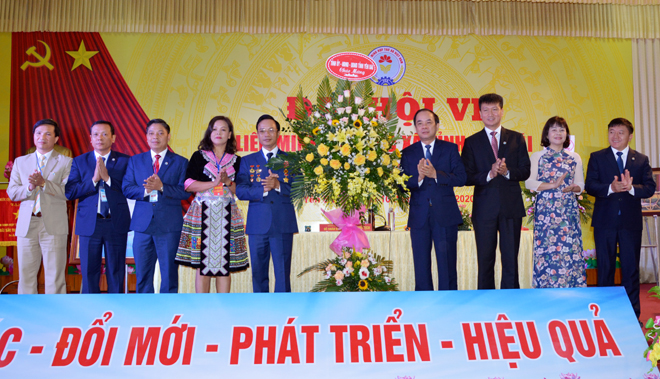 Các đồng chí lãnh đạo m88 trang cá cược the thao ủy, UBND m88 trang cá cược the thao tặng hoa chúc mừng Đại hội.