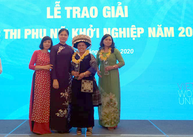 Chị Lý Thị Ninh (người thứ 2, phải sang) chụp ảnh lưu niệm cùng bà Hà Thị Nga - Chủ tịch Hội LHPN Việt Nam (người thứ 2, trái sang).