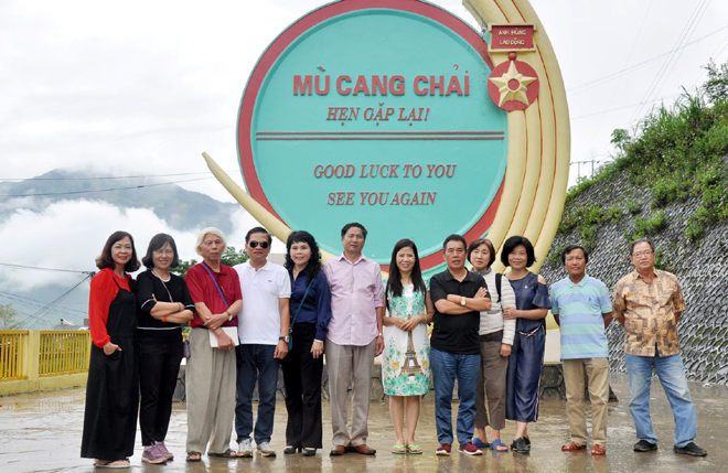Du khách chụp ảnh lưu niệm khi đặt chân tới huyện Mù Cang Chải (Yên Bái)
