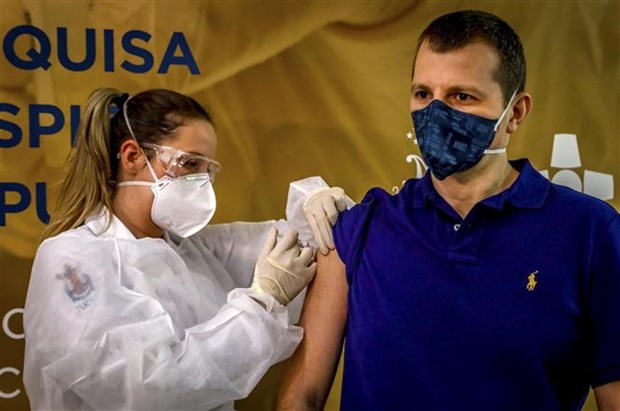 Nhân viên y tế tiêm vắcxin ngừa COVID-19 cho tình nguyện viên tại Porto Alegre, Brazil.