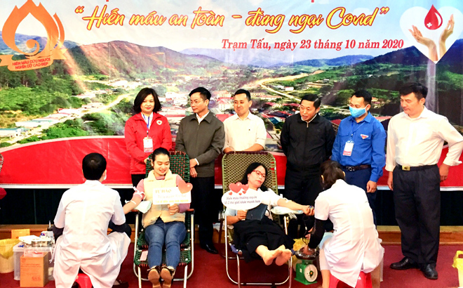 Các đồng chí lãnh đạo huyện Trạm Tấu và Hội Chữ thập đỏ tỉnh động viên các đoàn viên thanh niên tham gia hiến máu.