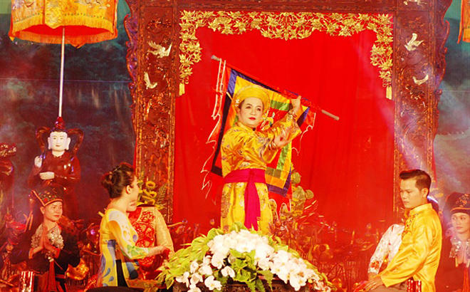 Một nghi lễ hầu đồng trong Festival Thực hành Tín ngưỡng thờ Mẫu ở Yên Bái năm 2017.