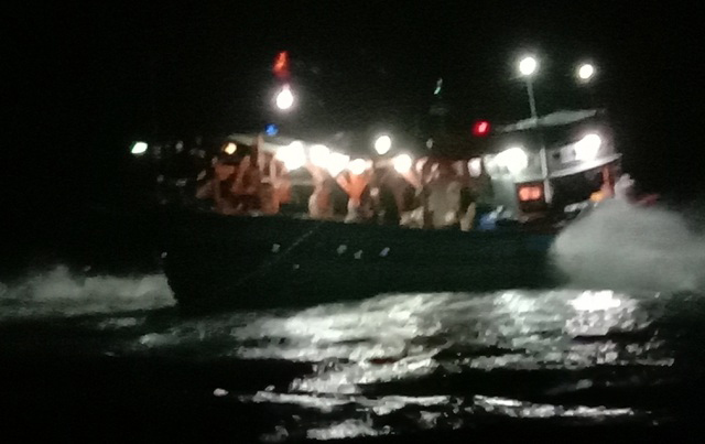 Tàu cá Tiền Giang với 9 ngư dân đang mắc cạn tại đảo Lý Sơn