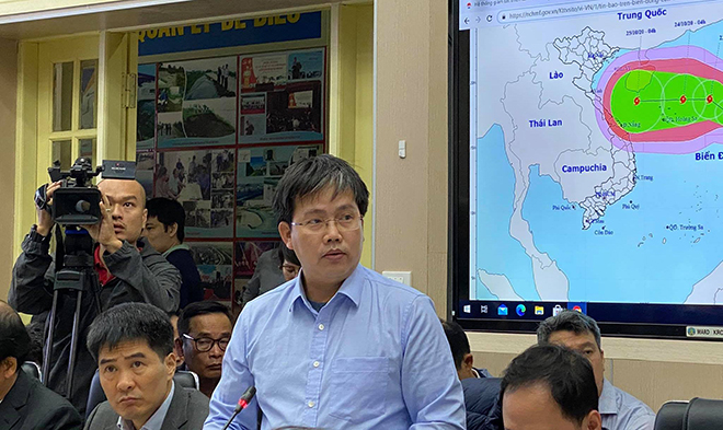 Ông Mai Văn Khiêm, Giám đốc Trung tâm Dự báo khí tượng thủy văn Quốc gia phát biểu tại cuộc họp.