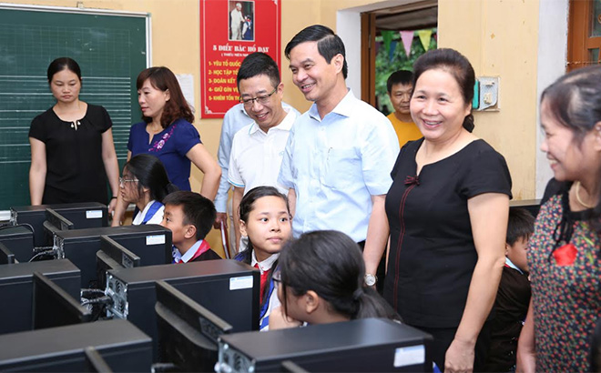 Lãnh đạo Hội Khuyến học tỉnh và các tổ chức trao tặng máy tính cho Trường TH-THCS Mù Cang Chải.