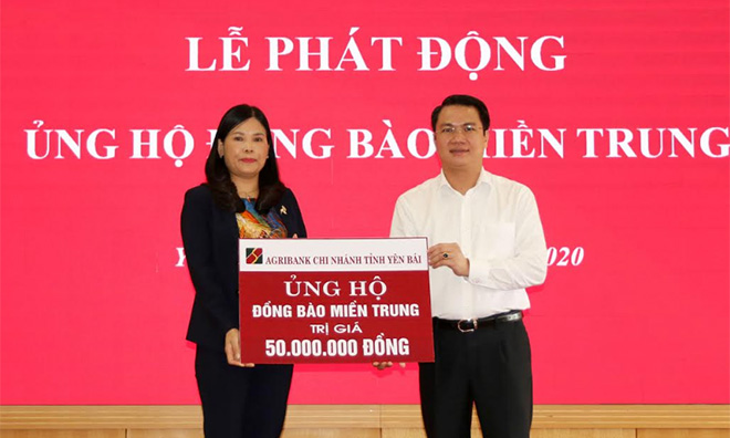 Ủy ban MTTQ tỉnh tiếp nhận nguồn kinh phí do cán bộ nhân viên trong hệ thống Agribank Chi nhánh Yên Bá ủng hộ đồng bào miền Trung