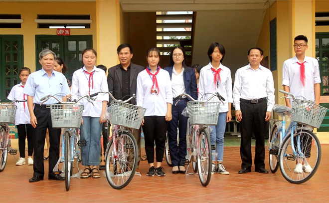Hội Khuyến học thành phố Yên Bái cùng nhà tài trợ trao xe đạp cho học sinh Trường Tiểu học và THCS Giới Phiên, thành phố Yên Bái.