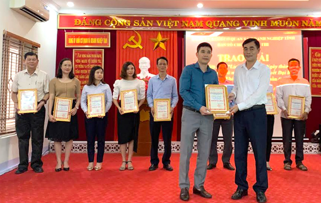 Lãnh đạo Đảng ủy Khối cơ quan và doanh nghiệp tỉnh trao giải Nhất cho thí sinh xuất sắc tại Cuộc thi tuần thứ 4.