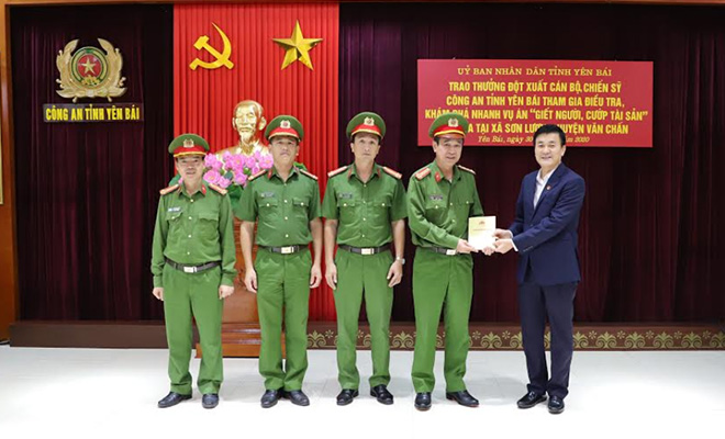 Đồng chí Nguyễn Chiến Thắng – Phó Chủ tịch UBND tỉnh Yên Bái trao thưởng cho các thành viên Ban chuyên án.