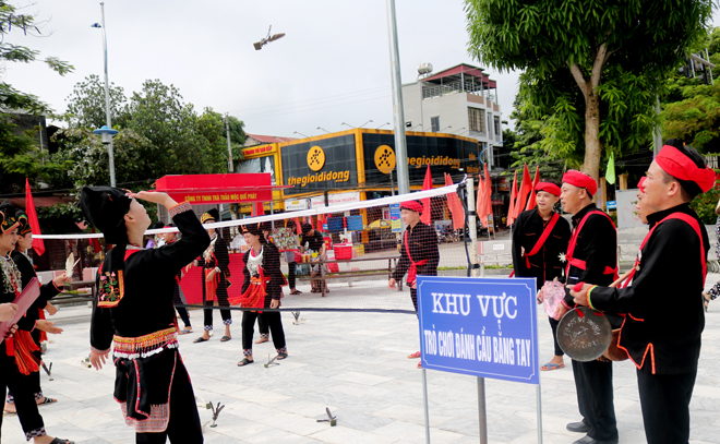 The festival features folk game of the Dao people.