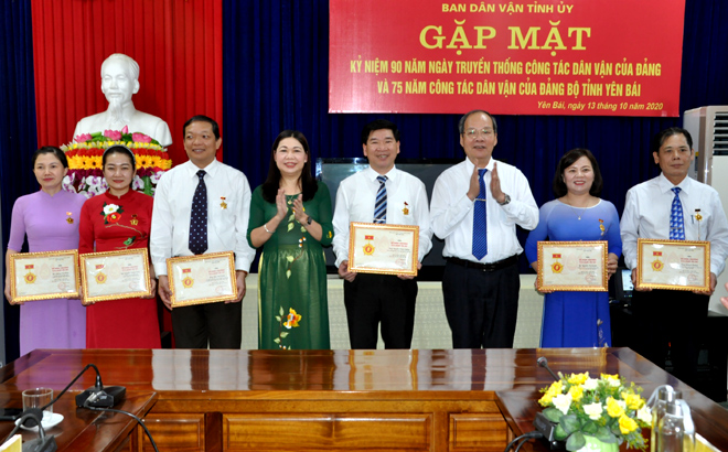 Lãnh đạo Ban Dân Tỉnh ủy đã trao Kỷ niệm chương Vì sự nghiệp dân vận cho các cá nhân.
