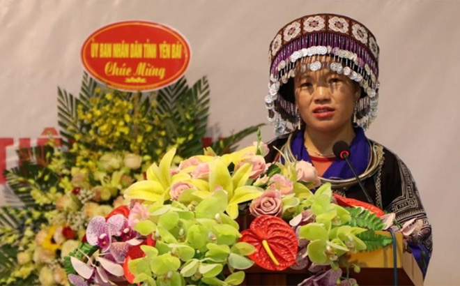 Chị Giàng Thị Của chia sẻ kinh nghiệm hoạt động Hội nhân kỷ niệm 90 năm Ngày thành lập Hội Liên hiệp Phụ nữ Việt Nam tại Hội Liên hiệp Phụ nữ tỉnh.