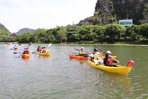 Du khách trải nghiệm chèo thuyền kayak tại Tràng An khi dịch COVID-19 chưa bùng phát và lây lan mạnh.