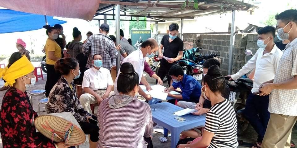 Đoàn viên thanh niên xã Phúc Sơn (thị xã Nghĩa Lộ) hỗ trợ người dân làm thủ tục tại các điểm tiêm vắc xin COVID-19. (Ảnh: FB Thanh niên Nghĩa Lộ)