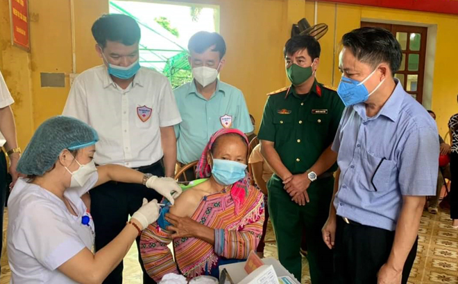 Thạc sỹ, bác sỹ chuyên khoa 2 Nguyễn Văn Hà - Phó Giám đốc Sở Y tế tỉnh (thứ 2, trái sang) kiểm tra công tác tiêm chủng vắc xin phòng COVID-19 tại huyện Văn Yên.