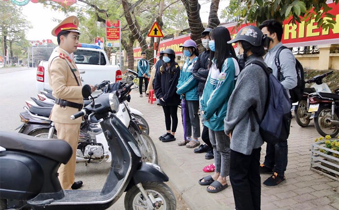 Cảnh sát giao thông huyện Văn Yên tuyên truyền, xử lý học sinh vi phạm an toàn giao thông.