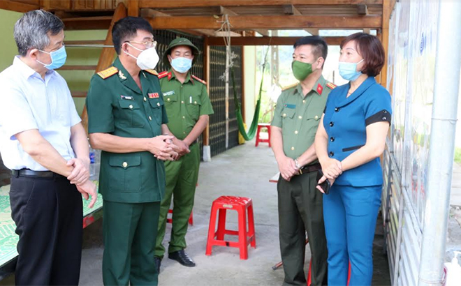 Lãnh đạo tỉnh và huyện Mù Cang Chải kiểm tra hoạt động tại Chốt kiểm dịch liên ngành ở xã Nậm Khắt - địa bàn giáp ranh huyện Mường La, tỉnh Sơn La.