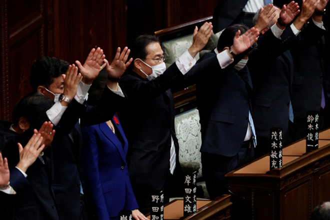 Thủ tướng Nhật Bản Kishida Fumio (giữa) cùng các bộ trưởng trong ngày giải tán Hạ viện tại Tokyo, ngày 14-10.