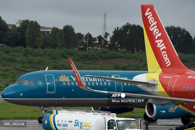 Máy bay chở khách của Vietnam Airlines và Vietjet - hai hãng hàng không lớn của Việt Nam.