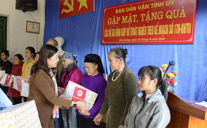 Đồng chí Hoàng Thị Vĩnh - Ủy viên Ban Thường vụ, Trưởng ban Dân vận Tỉnh ủy tặng quà các hộ gia đình xã Hòa Cuông (Trấn Yên) được giúp đỡ thoát nghèo theo Kế hoạch 170 của Tỉnh ủy.