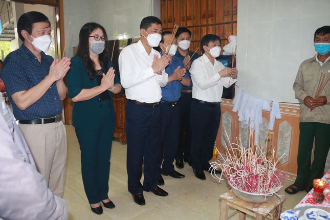 Lãnh đạo ngành giáo dục Nghệ An, huyện Nam Đàn đến thăm hỏi, động viện gia đình em Q.